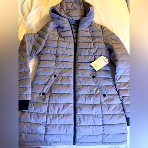 NWT St. James Bay puffer jacket with hood and cuffed for the cold! Size small